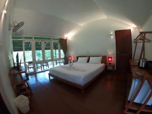 万荣Vang Vieng Eco Lodge的卧室配有一张白色大床