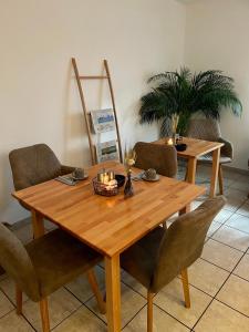 斯图加特贝格酒店的一张带椅子的木桌和一间餐厅