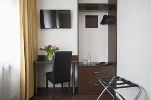 柏林柏林基兹潘森酒店的客房设有书桌、椅子和桌子。