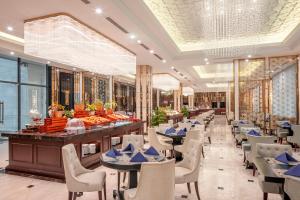 海防Meliá Vinpearl Hai Phong Rivera的用餐室设有桌椅和窗户。