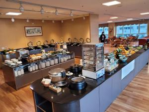 新店矽谷温泉会馆的餐厅的自助餐点,展示着食物