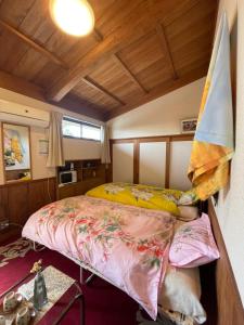 KinugasaKyoto Wakouan Retro Stay的卧室配有一张床