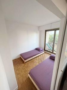 巴黎Entiry apartment, Private rooms in Paris的带窗户的客房内的两张床
