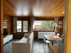 谷雪维尔Lovely Apt Chalet Courchevel 1650的客厅配有沙发和桌子