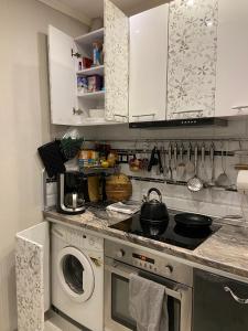 里加Frendly Flat Free Parking Kitchen Equipment Cosy的厨房配有炉灶和洗衣机。