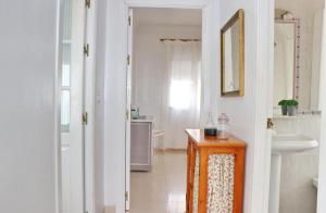 科尼尔-德拉弗龙特拉Apartamento La Fuente的一间带水槽、卫生间和镜子的浴室
