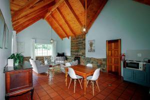 温特顿斯皮翁考普山林小屋的厨房以及带木桌和椅子的客厅。
