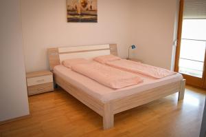 莫斯堡Villa Viola的一间卧室配有一张粉红色床单。