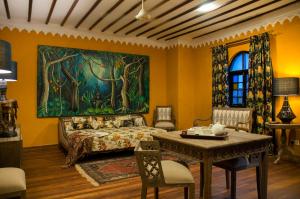 桑给巴尔科勒酒店的客厅配有沙发和墙上的绘画