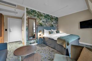 奥斯陆贾贝尔胡斯克拉丽奥连锁酒店的酒店客房配有一张床铺和一张桌子。