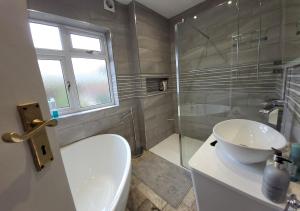 布里斯托Quiet Terraced House的浴室配有卫生间、盥洗盆和淋浴。