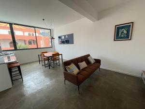 明德卢Tia Nita Apartamentos的客厅配有沙发和桌子