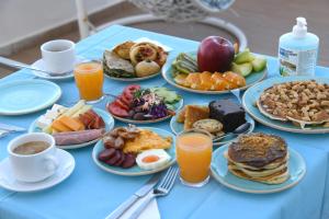 干尼亚克里纳基斯海滩酒店的蓝色桌子,上面有早餐盘