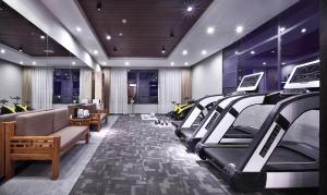 桂林正阳璞云酒店(桂林两江四湖中心广场店)的一间健身房,里面装有一排跑步机