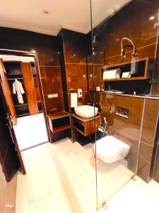钱德加尔RONTA WORLD HOTELS的一间带两个盥洗盆和淋浴的浴室