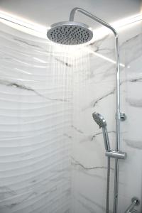 干尼亚克里纳基斯海滩酒店的浴室内配有淋浴和头顶淋浴