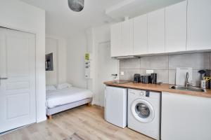 塞纳河畔伊夫里Cosy Residence Paris Sud的一间厨房,在房间内配有洗衣机和烘干机