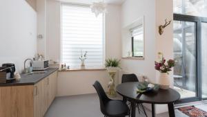 弗利辛恩Hotel Zilt Studio's的厨房配有桌椅和水槽。