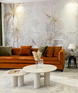 开罗Boutique Nest in New Cairo的客厅配有沙发和桌子