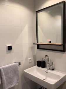 卑尔根Atelier Zonnehoek的白色的浴室设有水槽和镜子