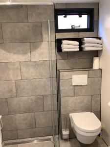 卑尔根Atelier Zonnehoek的一间带卫生间、窗户和毛巾的浴室