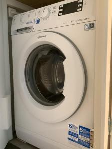 卑尔根Atelier Zonnehoek的一间房间内的白色洗衣机