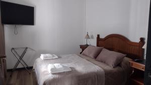 马德普拉塔Luminoso Departamento,con cochera Zona Centro的一间卧室配有一张床,上面有两条毛巾