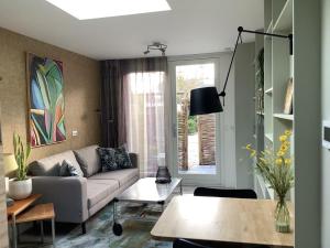 卑尔根Atelier Zonnehoek的客厅配有沙发和桌子