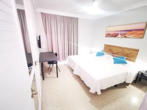拉克鲁斯Hotel Don Cándido的酒店客房配有两张床和一张书桌