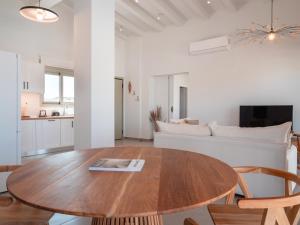 拉卡尼亚Alykes Beachside Stylish Villas with Private Pool South Rhodes的客厅配有木桌和沙发