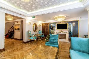 伊斯坦布尔Glamorous Authentic Studio in Üsküdar的客厅设有壁炉和蓝色椅子