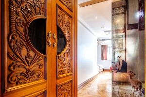 伊斯坦布尔Glamorous Authentic Studio in Üsküdar的走廊上华丽的木门,有房间