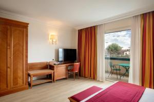 维泰博贝斯特韦斯特维泰伯酒店的酒店客房设有书桌和窗户。