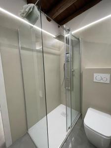 罗维戈City Live的一间带卫生间的浴室内的玻璃淋浴间