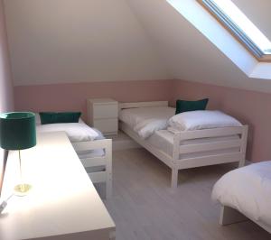 Àit Sèan Òg - 2bedroom self catering apartment的阁楼卧室设有两张床和天窗