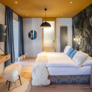 洛乌尼Oblík Resort的卧室配有一张带毛绒枕头的大型白色床。