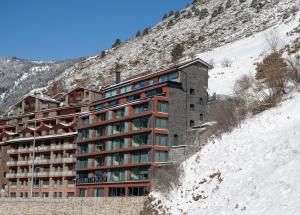 兰索尔THE MIRROR & SPA by Elegant Residences的一座位于雪覆盖的山边的建筑