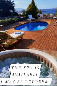 卡特罗斯Pamela's house "private pool and spa"的游泳池的标志显示Spa