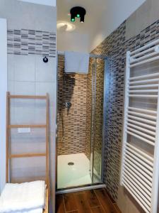 泰塞拉VCE House的浴室里设有玻璃门淋浴