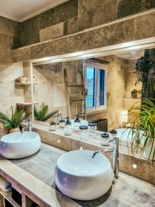 GranguesLe Cotil Ribes的一间带两个盥洗盆和大镜子的浴室