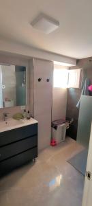 贝利雷瓜尔德RELAX的一间带水槽和镜子的浴室