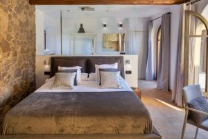 比拉克尔慕Somnis de l´Empordà的一间卧室,卧室内配有一张大床