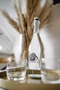 Stara KiszewaKarczma Viking的一瓶水和一张桌子上的玻璃杯