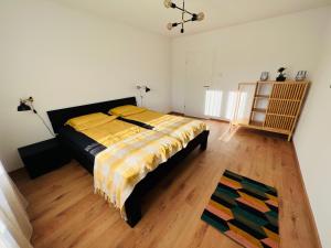 Kappel bei OltenFamily M Apartments 2-3-4的一间卧室配有一张床,铺有木地板