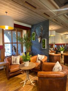 巴特拉斯费伽戈霍夫格拉苏蒂罗莱夏朵精品酒店的客厅配有皮革家具和桌子