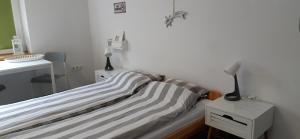 克拉科夫Master Corner Apartment的一间卧室,配有一张床和床头灯