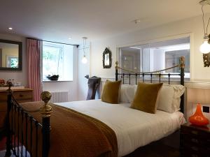 洛亨黑德莫纳齐尔莫霍酒店的一间卧室配有一张带黄色枕头的大床