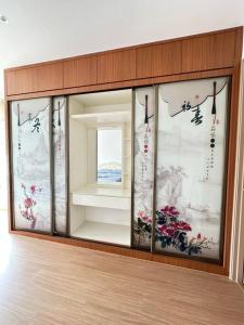米里Homelite Resort的带有三个玻璃窗的展示箱,带有东方文字