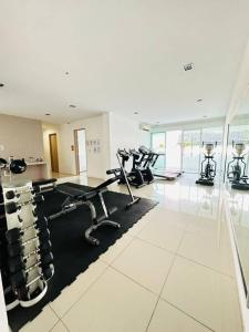 米里Homelite Resort的健身房设有数台跑步机和椭圆机