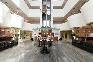 安卡拉安卡拉大都会酒店的大堂设有吊灯和鲜花桌